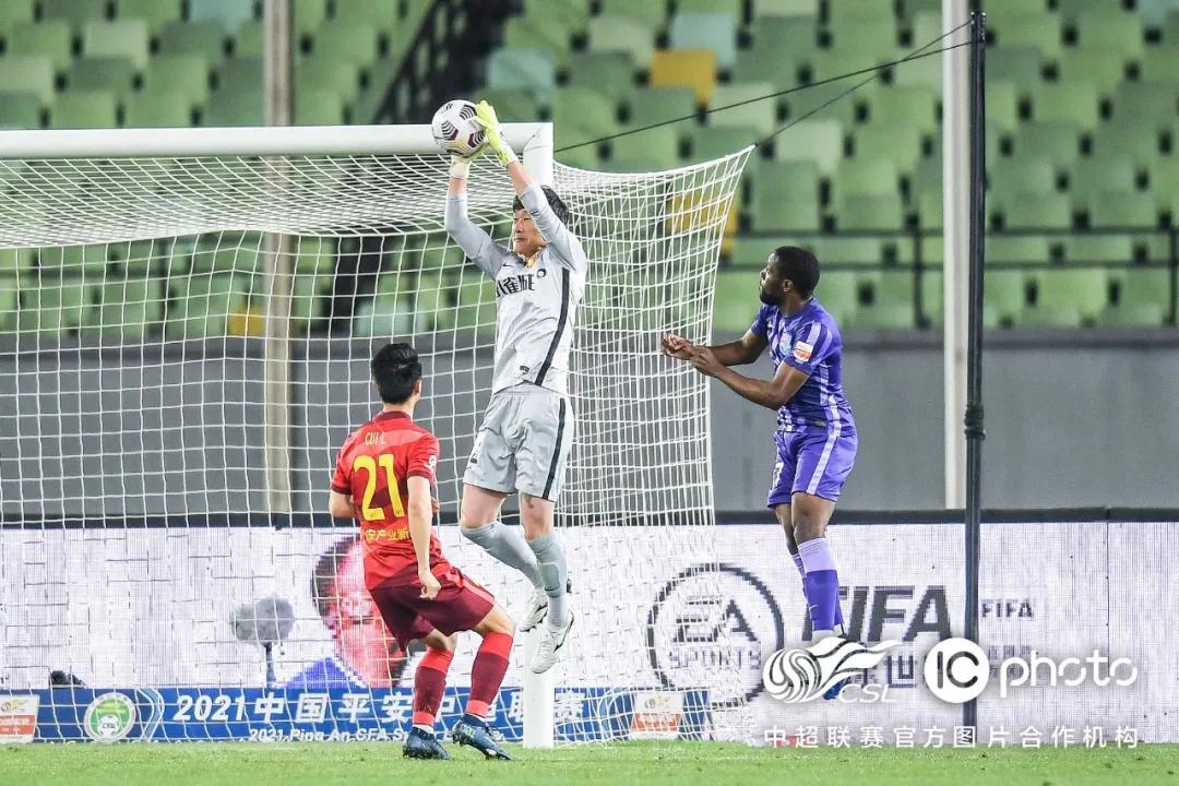 الاتحاد الآسيوي يحسم مصير مباراة سيباهان والاتحاد السعودي ويصدر تحذيرًا صارمًا